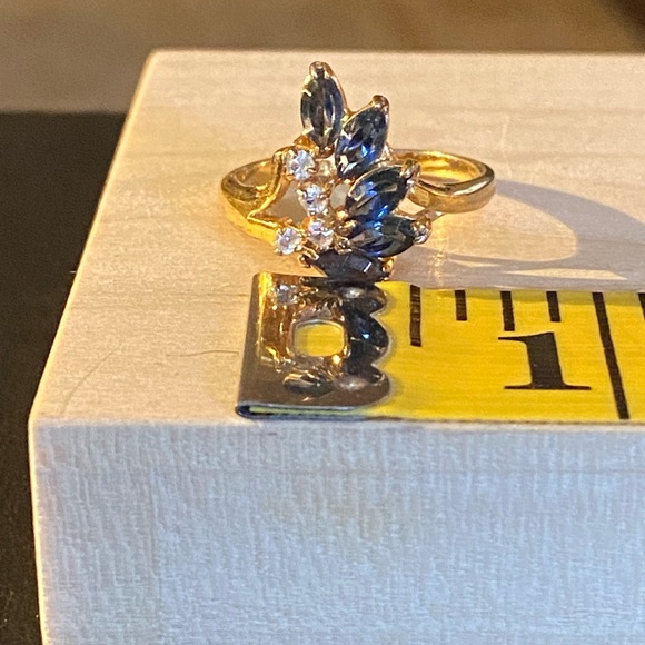 Vintage Ring: Inscription not Legible. Simulated Sapphire and Clear Stones. - Picture 7 of 7